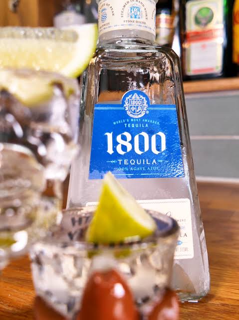 1 Botella 1800 Cristalino y 1 Botella 1800 Blanco 700ml